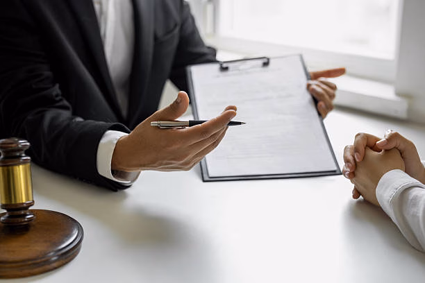 A male lawyer is providing service to consult business dispute into a female